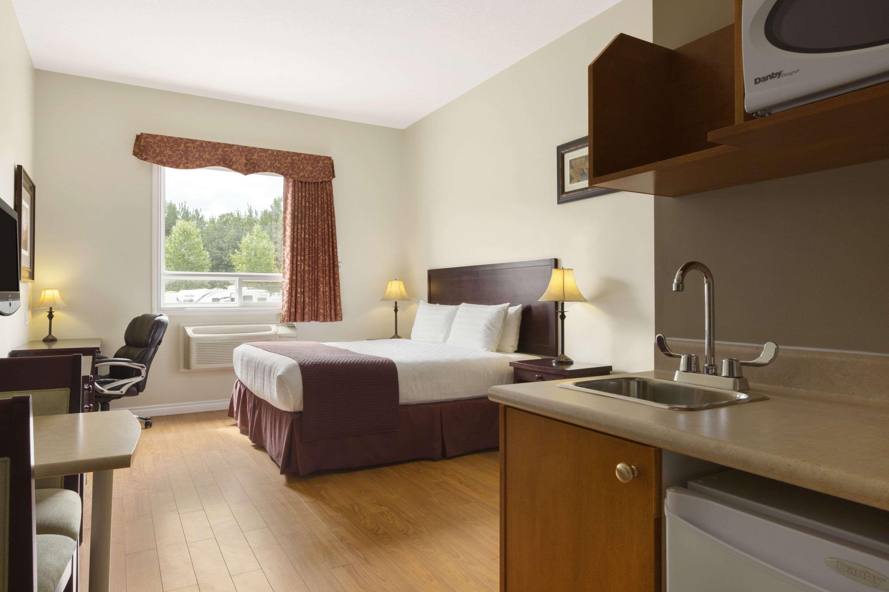 Days Inn By Wyndham Chetwynd Eksteriør bilde