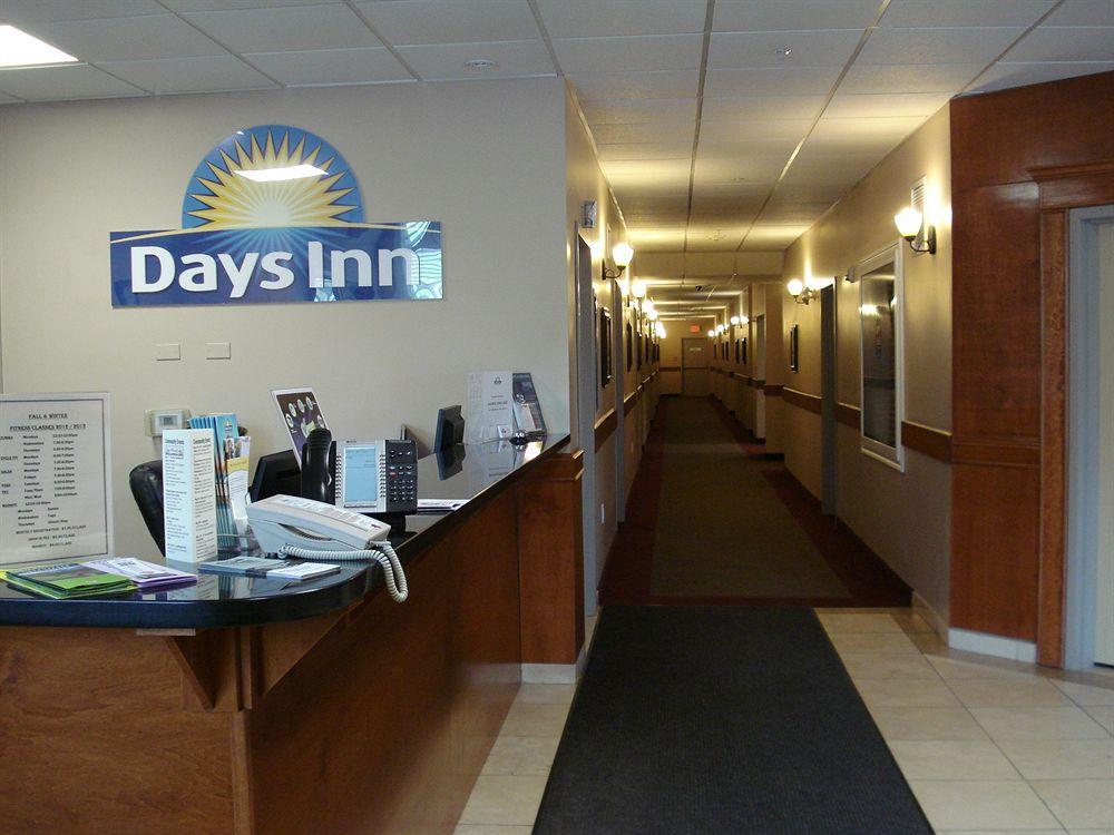 Days Inn By Wyndham Chetwynd Eksteriør bilde